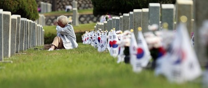 서울 동작동 국립서울현충원을 찾은 최점례 씨(99)​가 월남전에서 전사한 큰 아들의 묘비 앞에서 눈물을 흘리고 있다. 사진=연합뉴스