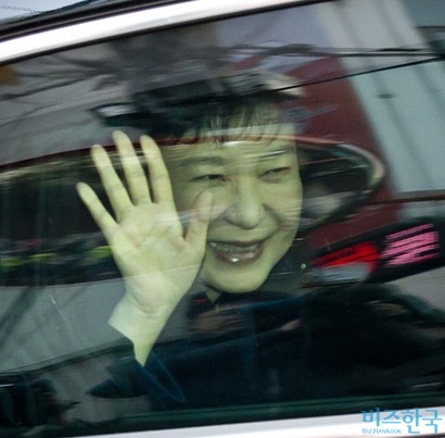 지난 22일 오전 피의자 조사와 밤샘 조서 검토를 마친 박근혜 전 대통령이 검찰을 나와 삼성동 자택에 도착 하고 있다. 사진=임준선 기자