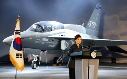 박근혜 전 대통령이 2015년 12월 17일 오전 경남 사천 한국항공우주산업(KAI)에서 열린 미국 수출형 훈련기(T-X) 공개 기념식에서 축사하고 있다. 사진=연합뉴스