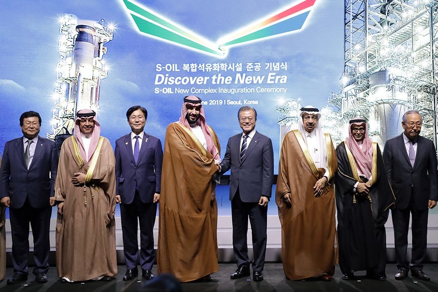 문재인 대통령과 무함마드 빈 살만 사우디아라비아 왕세자 겸 부총리가 26일 신라호텔에서 열린 에쓰오일(S-OIL) 복합 석유화학시설 준공기념식에서 참석자들과 기념촬영을 하고 있다. 사진=청와대 제공