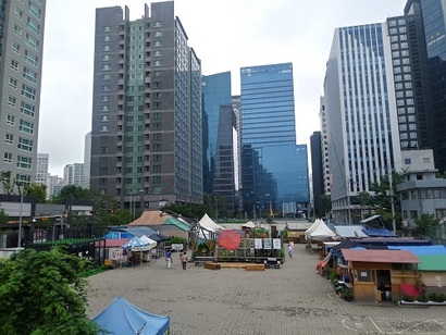 ‘경의선 공유지’ 전경. 아파트와 빌딩이 공터를 둘러싸고 있다. 사진=김보현 기자