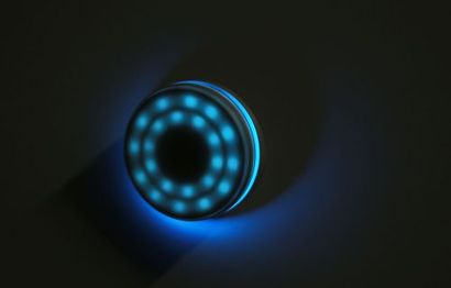 빛은 블루, 그린, 레드의 3단계이며 1, 2단계는 LED의 발광과 함께 진동도 겸한다. 사진은 2단계인 그린 LED. 사진=김정철 제공
