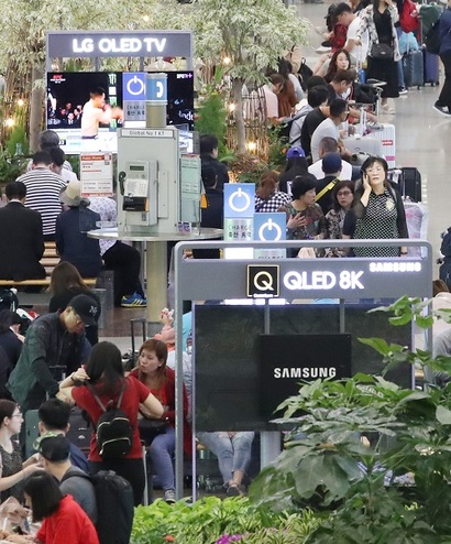 삼성전자와 LG전자가 8K TV 기술을 놓고 정면충돌하는 양상이다. 사진은 17일 인천국제공항에 설치된 삼성전자 QLED TV와 LG전자 OLED TV. 사진=연합뉴스