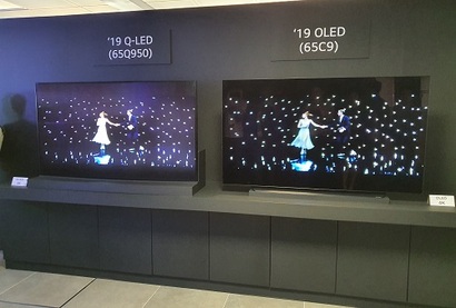 LG전자가 지난 17일 서울 여의도 LG트윈타워에서 ‘디스플레이 기술설명회’를 열고 삼성전자 QLED 8K TV(왼쪽)와 LG전자 OLED 4K TV의 화질을 비교해 보이고 있다. 사진=박찬웅 기자