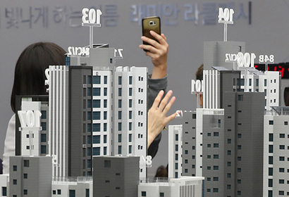 9월 20일 서울 강남 아파트 모델하우스를 찾은 시민이 단지 모형을 살펴보고 있다. 사진=연합뉴스​