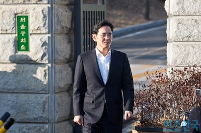 국정농단 사태와 관련 재판을 받고 구속된 후 지난 2018년 10월 굳은 표정으로 서울구치소에서 나오는 이재용 부회장. 사진=고성준 기자