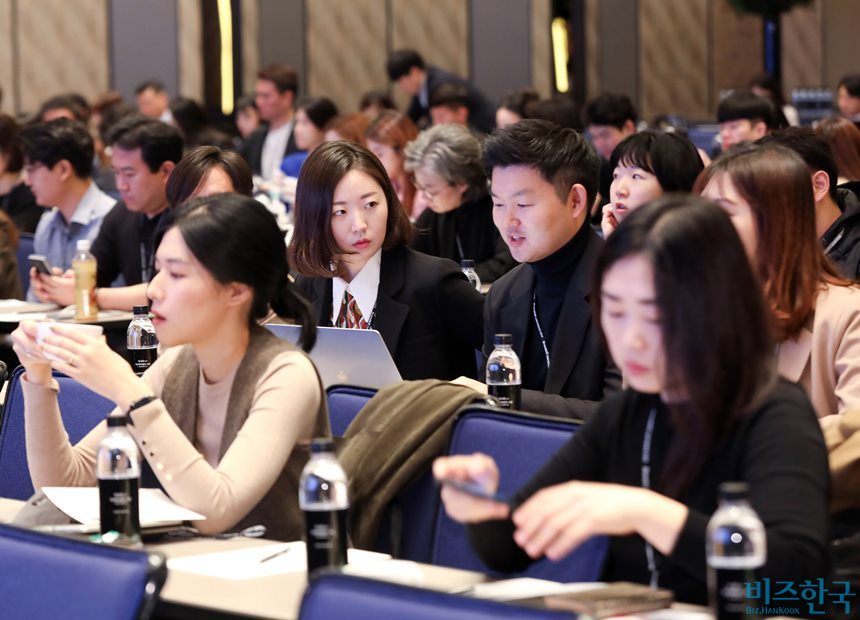‘브랜드비즈 컨퍼런스 2019’가 시작되기 전 자리에 앉아 있는 참석자들의 모습. 사진=박정훈 기자
