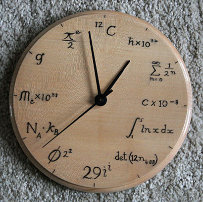 우주에 존재하는 다양한 물리 상수를 이용해 만들어진 ‘이과 너드’ 시계다. 각 알파벳 기호들은 특정한 물리 상수를 의미한다. 각 물리 상수는 모두 고유한 수치를 갖고 있기 때문에 그것을 이용해 이 시계의 시간을 읽을 수 있다. 사진=Kate Wharmby