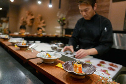 ‘오마카세’는 메뉴를 정해놓지 않고 요리사가 그날 가장 좋은 재료로 알아서 음식을 만들어주는 것으로, 일종의 취향 큐레이션이다. 셰프를 믿고 그의 선택과 취향을 따르는 것이다. 사진=Lou Stejskal/flickr.com