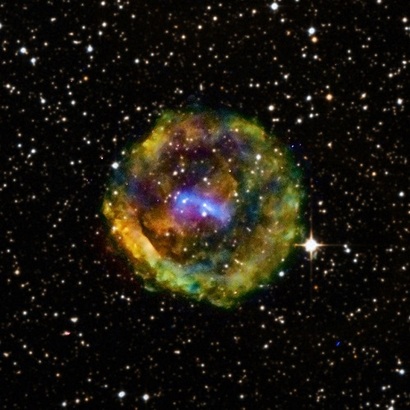 천문학자들이 찬드라 망원경으로 새롭게 관측한 초신성 잔해 G11.2-0.3의 모습. 저에너지 엑스선은 빨간색, 중간급 에너지 방출선은 녹색, 그리고 고에너지 엑스선은 파란색으로 표현되어 있다. 이 사진은 약 43광년의 영역을 담고 있다. 이미지=X-ray: NASA/CXC/NCSU/K.Borkowski et al; Optical: DSS