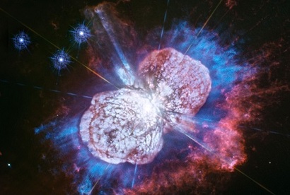 죽기 직전 초신성 흉내를 내며 밝은 섬광을 가끔씩 내보내고 있는 사기꾼 용골자리 에타 별의 모습. 이미지=Jon Morse(University of Colorado), Kris Davidson(University of Minnesota), NASA/ESA