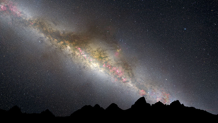 오늘날 우리가 지구에서 바라보는 은하수의 모습. 지금보다 훨씬 옛날 어린 은하수는 어떤 모습이었을까? 사진=NASA, ESA, and Z. Levay(STScI/AURA)