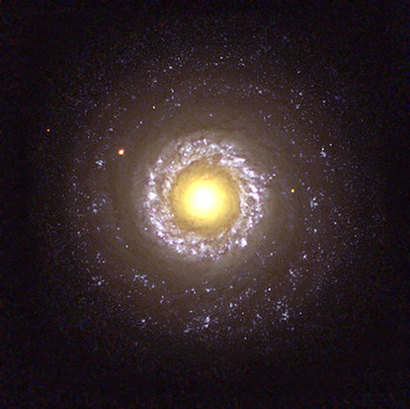 달걀프라이 같은 인상적인 모습으로 아주 유명한 은하 NGC 7742. 중심의 노른자 벌지를 에워싸고 있는 하얀 흰자 고리 영역은 지름 약 6000광년 크기로 펼쳐져 있다. 사진=Hubble Heritage Team(AURA/STScI/NASA/ESA)