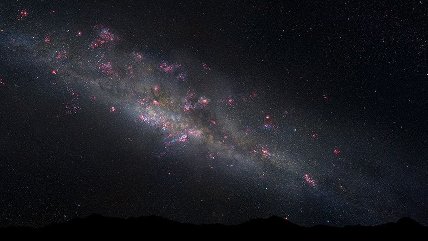 천문학자들이 되찾아준 100억 년 전 우리 은하수의 앳된 모습. 지금은 새로운 별이 태어나는 정도가 많이 줄었지만, 이때까지만 해도 분홍빛으로 달궈진 별 탄생 지역들이 은하수를 가득 채우고 있었다. 이미지=NASA, ESA, and Z. Levay(STScI/AURA)