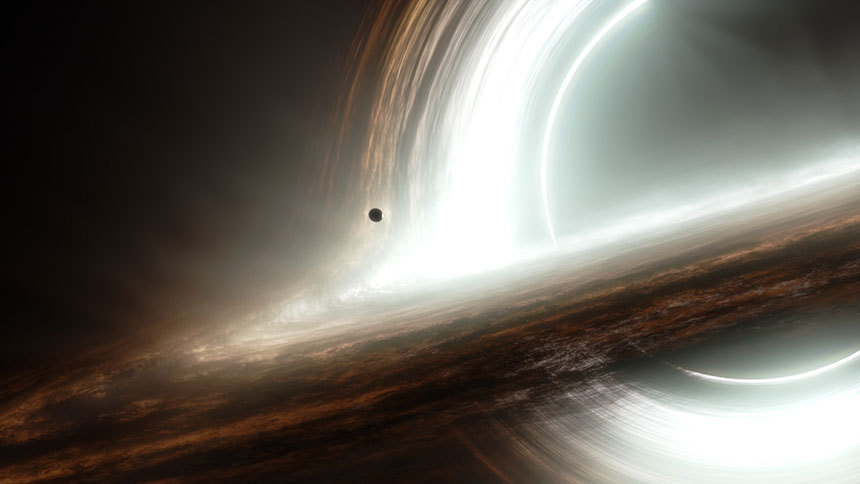 영화 ‘인터스텔라’에 등장하는 너무나 유명한 블랙홀 장면. 너무나 익숙하지만 우리는 아직도 우주에 블랙홀이 얼마나 존재하고 있는지조차 모른다. 그 존재 자체가 미지인 블랙홀, 과연 어떻게 발견할 수 있을까? 사진=네이버 영화