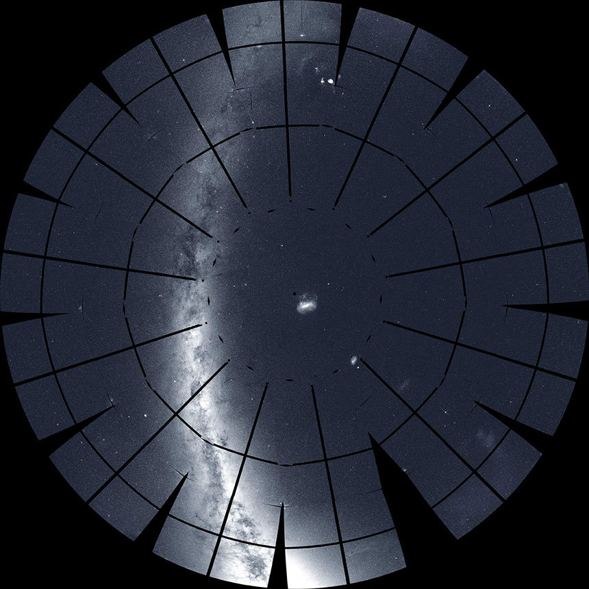 최초로 공개된 TESS가 촬영한 208장의 사진을 모아 완성한 남반구 밤하늘의 전체 모습. 어쩌면 TESS가 바라보는 이 수많은 별 가운데 곁에 잠잠한 블랙홀을 둔 것도 있을 것이다. 사진=NASA/MIT/TESS/Ethan Kruse, USRA