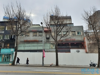 김수현 작가가 매각한 서울 이태원동 상가 건물 모습. 현재 임차사업자가 퇴거하고 철거를 앞둔 상태다. 사진=차형조 기자