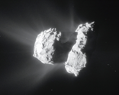 2014년 착륙에 성공한 혜성 67P의 모습. 햇빛을 받으며 표면이 승화해 가스를 분출하는 인상적인 모습이 선명하게 담겨 있다. 궤도선과 착륙선은 이 혜성 곁에 머무르면서 혜성 표면에서 승화해 방출되는 대기 속에 어떤 화학 성분이 있는지를 확인했다. 사진=ESA/Rosetta/NavCam