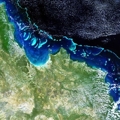 호주 해안의 산호초가 산란하는 모습을 우주 정거장에서 찍었다. 해안을 따라 민트색으로 밝게 빛나는 영역이 바로 산란이 벌어지는 영역이다. 이 장관은 매 겨울 보름달이 뜨는 날마다 펼쳐진다. 사진=ESA/NASA