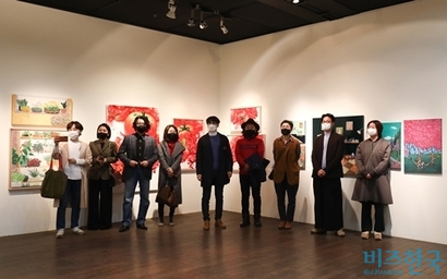 올해로 여섯 번째를 맞은 행사에는 한국 미술을 지켜가는 작가들의 작품 130여 점이 걸렸다. 사진=박정훈 기자