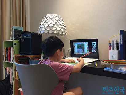 필자의 아들이 온라인 수업에 참여하고 있다. 사진=김면중 제공