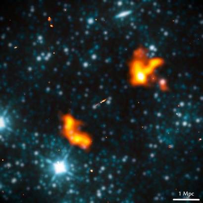 알키오네우스 은하 관측 사진. 노란 영역이 LOFAR 관측으로 확인한 은하 주변으로 분출된 전파 로브의 모습이다. 사진=Martijn Oei et al.
