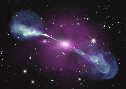 전파와 엑스선으로 관측한 헤라클레스 A 은하. 모은하 바깥까지 멀리 뿜어져나오는 중심의 블랙홀 활동을 확인할 수 있다. 사진=NASA/CXC/SAO