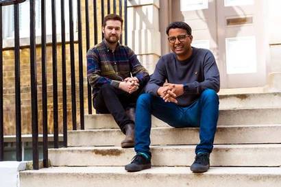 ​런던 핀테크 스타트업 ​필라는 인도에서 영국으로 이주한 애슈토시 바트(오른쪽)의 개인적인 경험에서 탄생했다. 이민자의 신용이 국경을 넘을 수 있도록 설계한 필라의 두 창업자. 사진=hellopillar.com