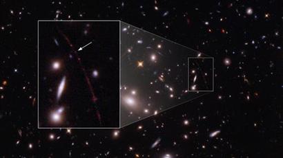 가장 먼 우주에서 발견된 단일 별 에렌델의 모습이 흰 화살표로 표시되어 있다. 사진=NASA, ESA, Alyssa Pagan(STSCI)