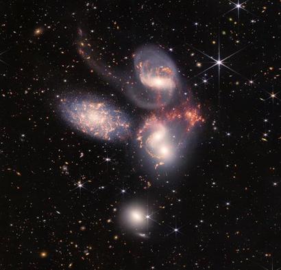 제임스 웹을 통해 근적외선으로 관측한 ‘스테판의 오중주’ 은하들의 아름다운 모습. 충돌 중인 은하를 연결하고 있는 붉게 표현된 먼지 띠의 모습을 확인할 수 있다. 이미지=NASA, ESA, CSA, STScI