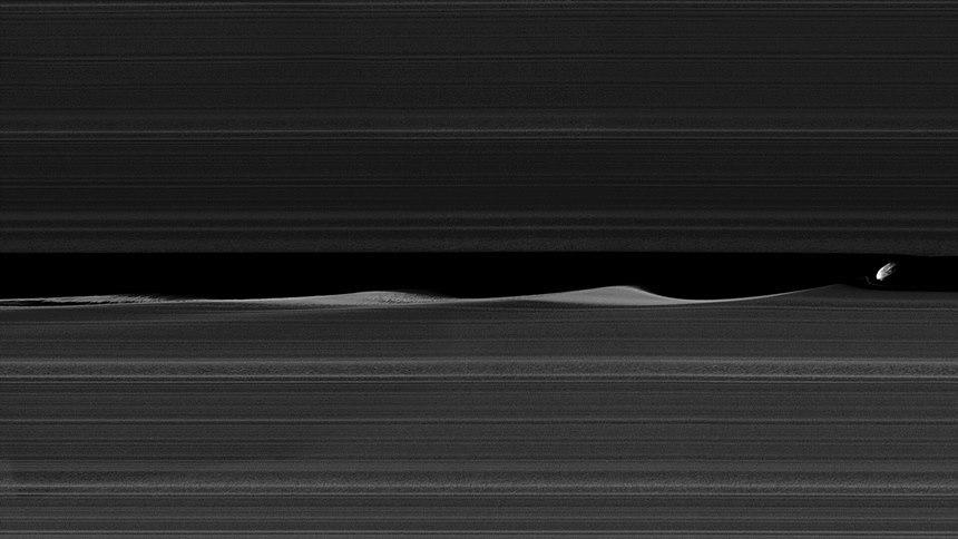 토성의 넓은 고리 사이 빈 틈에서 작은 위성들이 궤도를 돌고 있다. 작은 위성이 지나가면서 주변 고리 물질에 물결치는 듯한 영향을 남기는 모습을 볼 수 있다. 사진=ESA