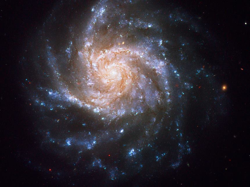 나선은하 NGC 1376의 아름다운 모습. 한창 새롭게 태어난 어린 별들로 채워진 나선팔이 푸르게 빛나고 있다. 사진=NASA, ESA, and the Hubble Heritage Team(STScI/AURA). Acknowledgment: R. Thompson(University of Arizona)