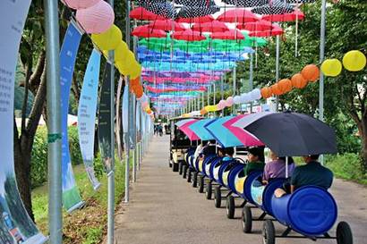 수백 개 우산이 터널을 이루는 ‘우산 거리’는 아직 따가운 햇살을 가려주는 동시에 색다른 운치를 더해준다. 사진=평창백일홍축제위원회 제공