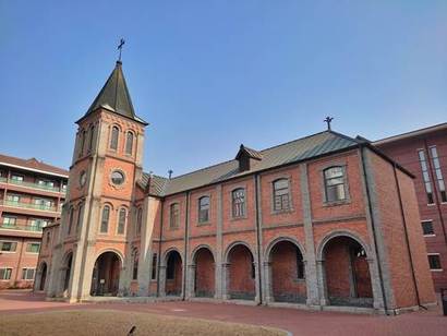 1914년 개교한 성유스티노신학교. 건물은 뾰족한 첨탑이 특징인 고딕 양식과 육중한 로마네스크 양식이 조화를 이룬다. 사진=구완회 제공