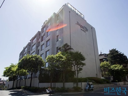정운호 네이처리퍼블릭 대표가 거주하는 서울 청담동 이그니마빌2. 이 집은 세계프라임개발에서도 담보로 제공하고 자금을 융통했다. 사진=비즈한국 DB