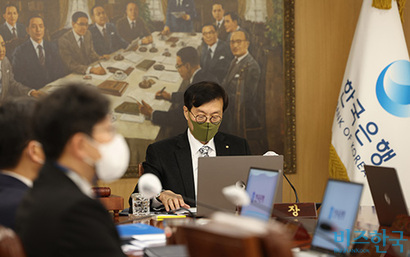 이창용 한국은행 총재가 11월 24일 서울 중구 한국은행에서 열린 금융통화위원회 본회의에 참석하고 있다. 사진=사진공동취재단