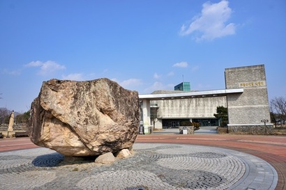 고창고인돌박물관 정문 앞에 서면 거대한 고인돌이 관람객들을 맞는다. 무게만 90톤에 이르는 계산리 고인돌이다. 사진=구완회 제공