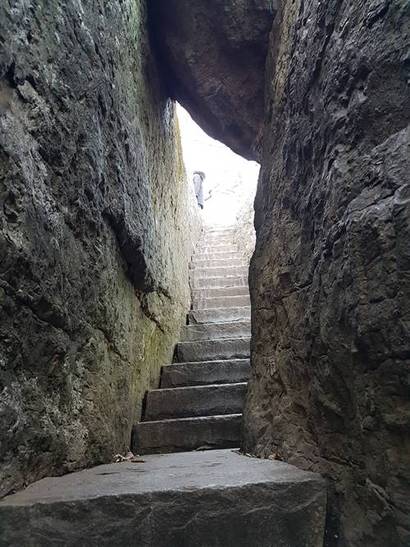 거대한 바위 사이로 난 ‘해탈문’을 지나야 향일암을 만날 수 있다. 사진=구완회 제공