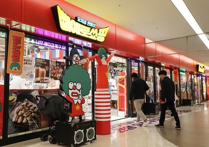 일본의 잡화점 돈키호테를 벤치마킹해 선보인 ‘삐에로쑈핑’은 2018년 높은 관심 속에 문을 열었으나 실적 부진으로 2020년 철수했다. 사진=박정훈 기자