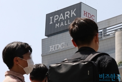 서울 용산구 HDC현대산업개발 본사 앞으로 시민들이 지나가는 모습. 사진=박정훈 기자
