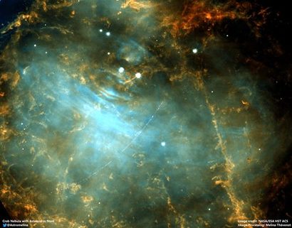 허블 우주망원경으로 담은 게 성운 사진 속에 무언가가 흐릿하게 곡선을 그리며 지나갔다. 소행성이 빠르게 시야 앞을 가리고 지나가면서 생긴 흔적이다. 사진=ESA/Hubble, M. Thévenot(@AstroMelina)