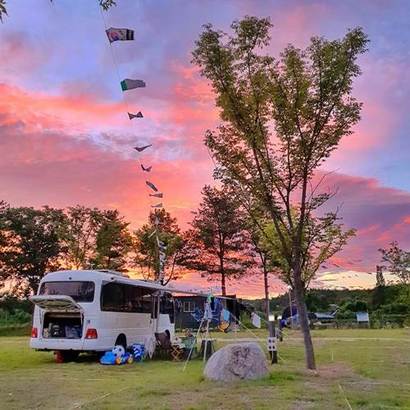 고래산마을에서 즐길 수 있는 헬기 체험(위)과 오토캠핑. 사진=고래산마을 제공