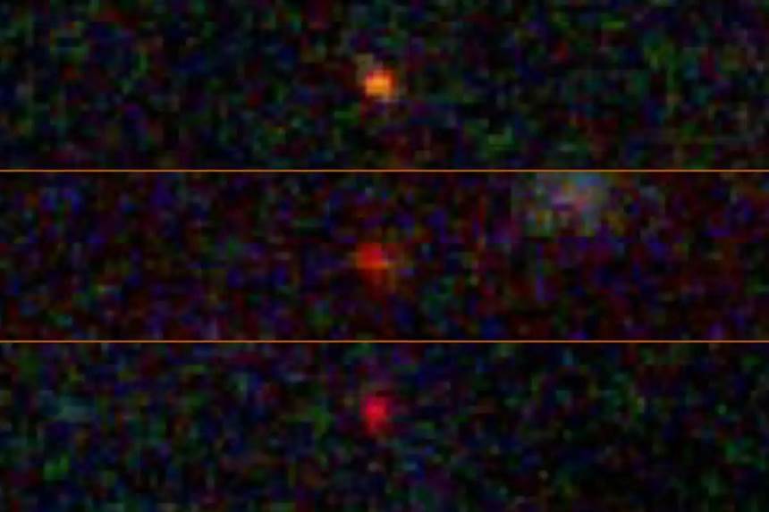 제임스 웹으로 관측한 먼 은하들(JADES-GS-z13-0, JADES-GS-z12-0, JADES-GS-z11-0). 천문학자들은 이들이 사실 은하가 아니라 초기 우주에 존재한 암흑 물질 별일 수도 있다고 추측한다. 사진=NASA/ESA