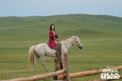 어린 시절 아빠와 몽골에 여행 왔다가 헤어져 몽골에서 자라게 된 강남순. 유전적으로 타고난 신체 능력에, 광활한 자연 속에서 자라며 평균 3.0 이상의 시력을 가졌다는 몽골인의 특성이 더해지며 그야말로 칭기즈칸처럼 씩씩하게 자란다. 사진=JTBC 제공