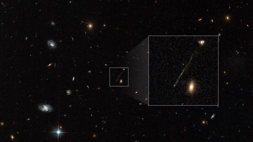 허블 우주 망원경으로 포착된 20만 광년 길이의 기다란 형체. 사진=NASA, ESA, Pieter van Dokkum(Yale)
